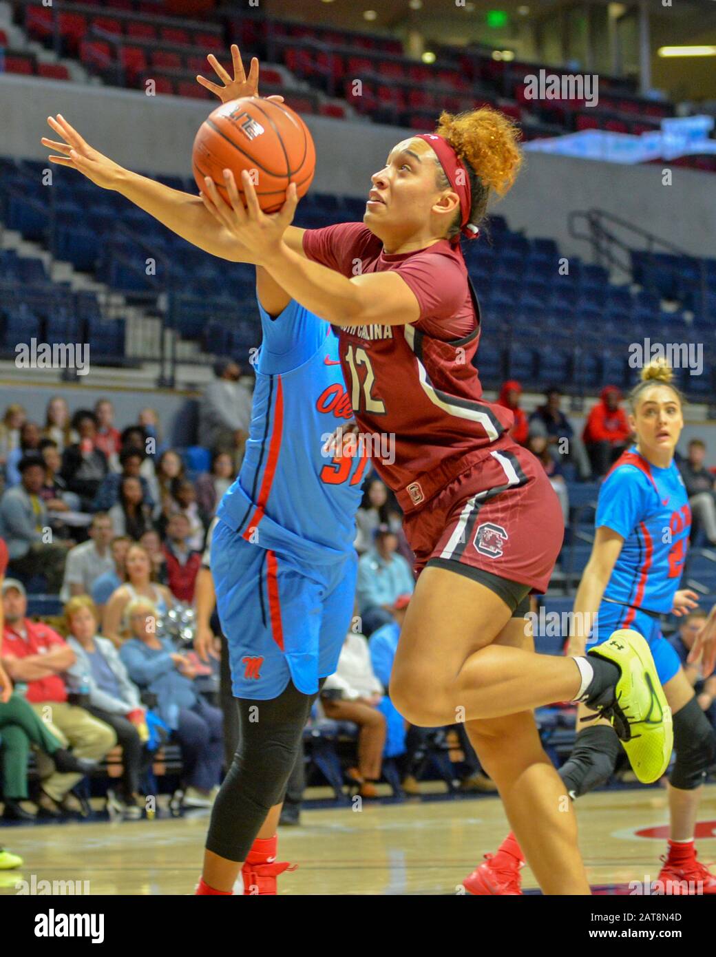 Oxford, Stati Uniti. 30th Gen 2020. South Carolina Guard, Brea Beal (12), guida al cerchio durante la partita di basket femminile NCAA tra il South Carolina Lady Gamecocks e l'Ole' Miss Lady Ribelli al Pavillion di Oxford, MS. Kevin Langley/Sports South Media/Csm/Alamy Live News Foto Stock