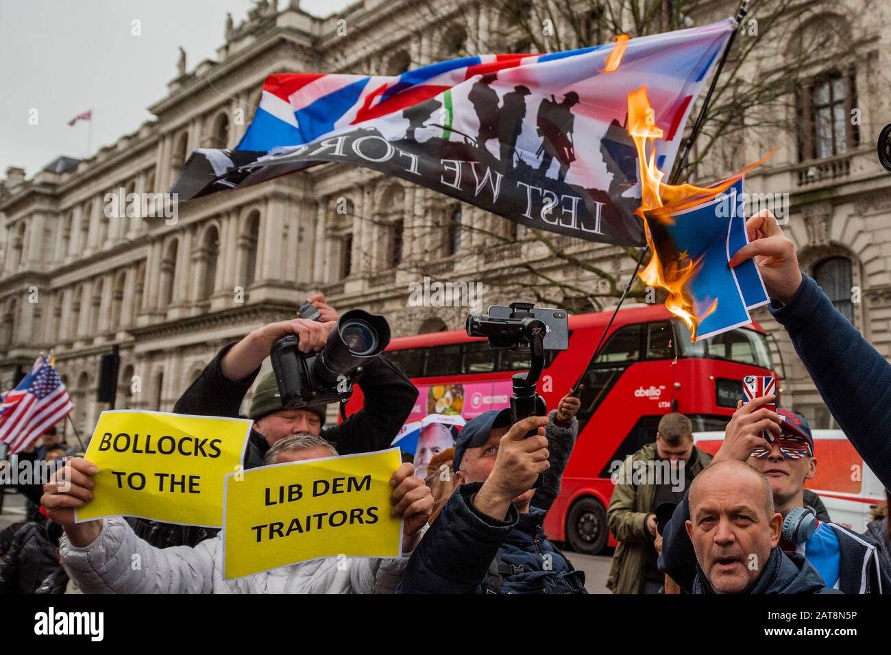 Londra, Regno Unito. 31st Gen 2020. Lasciate che i sostenitori fingano per i resti e incendiate una bandiera europea cartacea, mentre si riuniscono per una veglia - Restate e lasciate che i sostenitori si riunano a Westminster il giorno in cui la Gran Bretagna lascia ufficialmente l'UE. Credito: Guy Bell/Alamy Live News Foto Stock