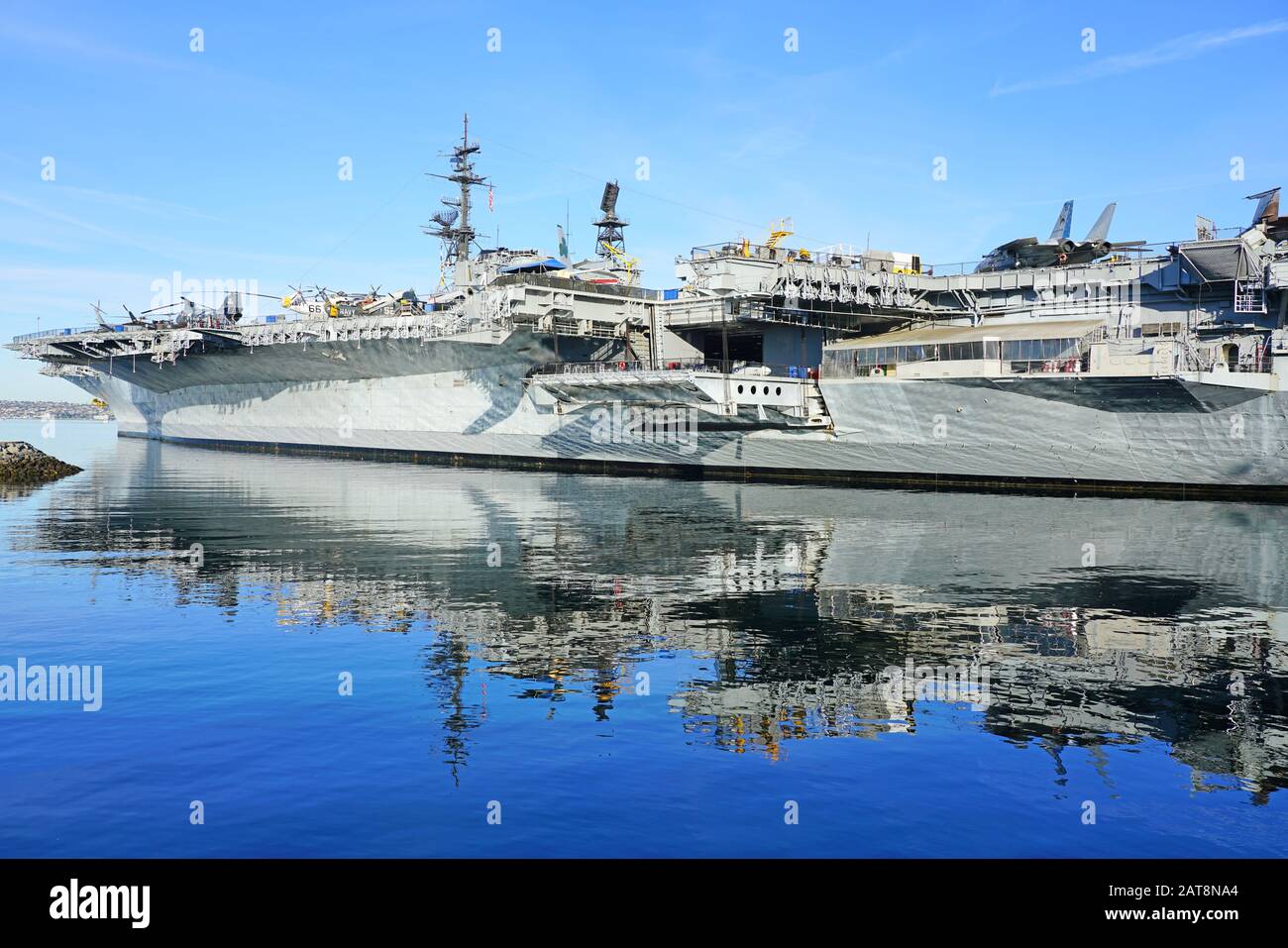 SAN DIEGO, CA -3 JAN 2020- vista esterna della USS Midway, una storica naval portaerei museo situato nel centro cittadino di San Diego, California, a Nav Foto Stock