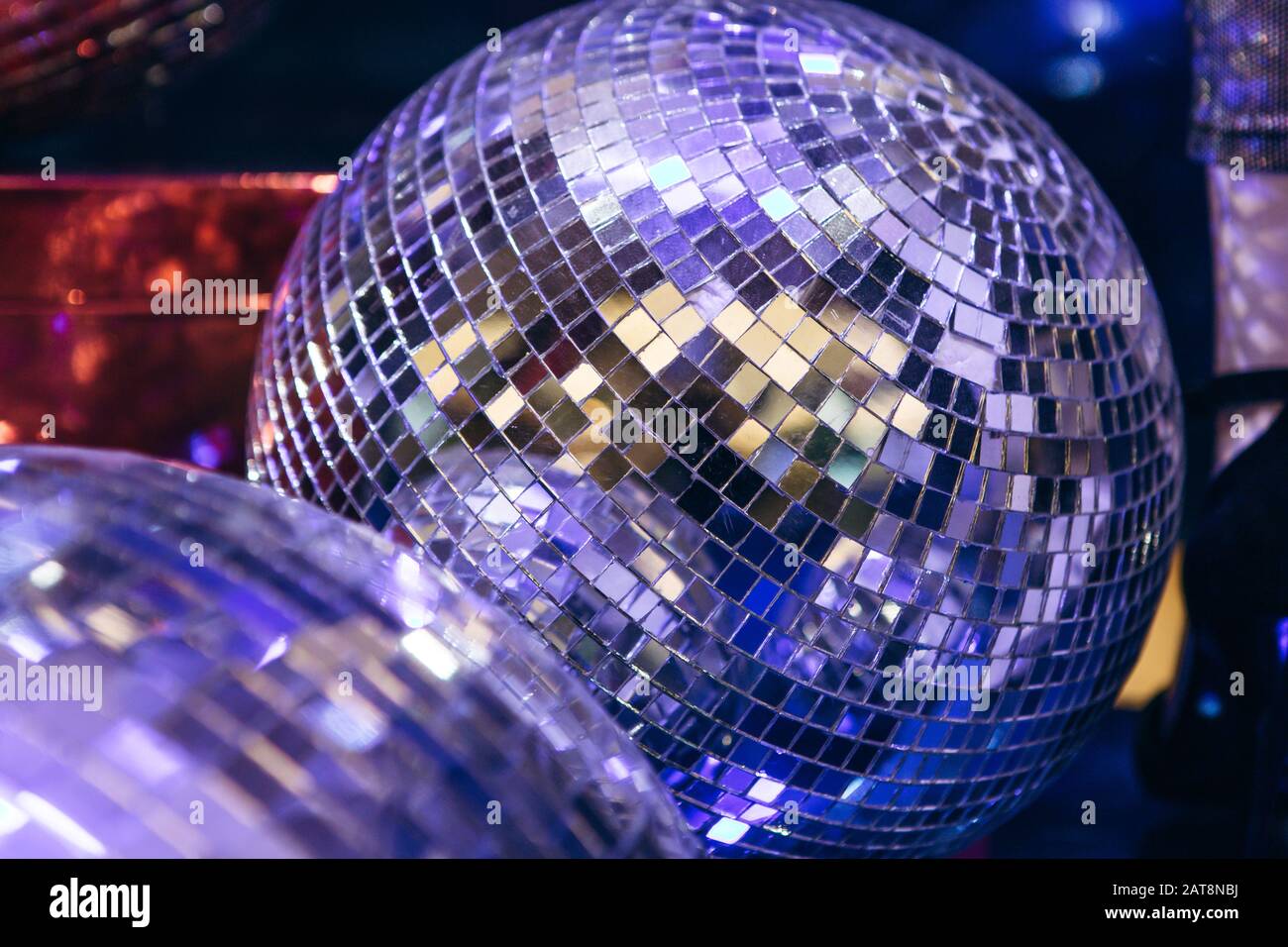 Specchio incandescente palla da discoteca. Disco retro o decorazione Foto  stock - Alamy