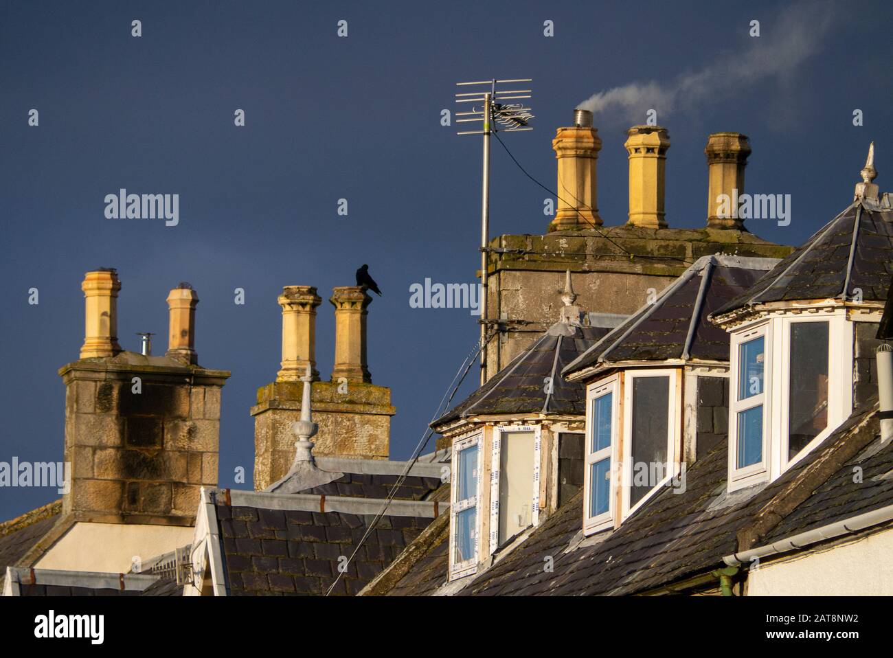 BONAR BRIDGE, SCOZIA, Regno Unito - 11 novembre 2017 - Camini e tetti a Bonar Bridge Sutherland Scotland Regno Unito Foto Stock