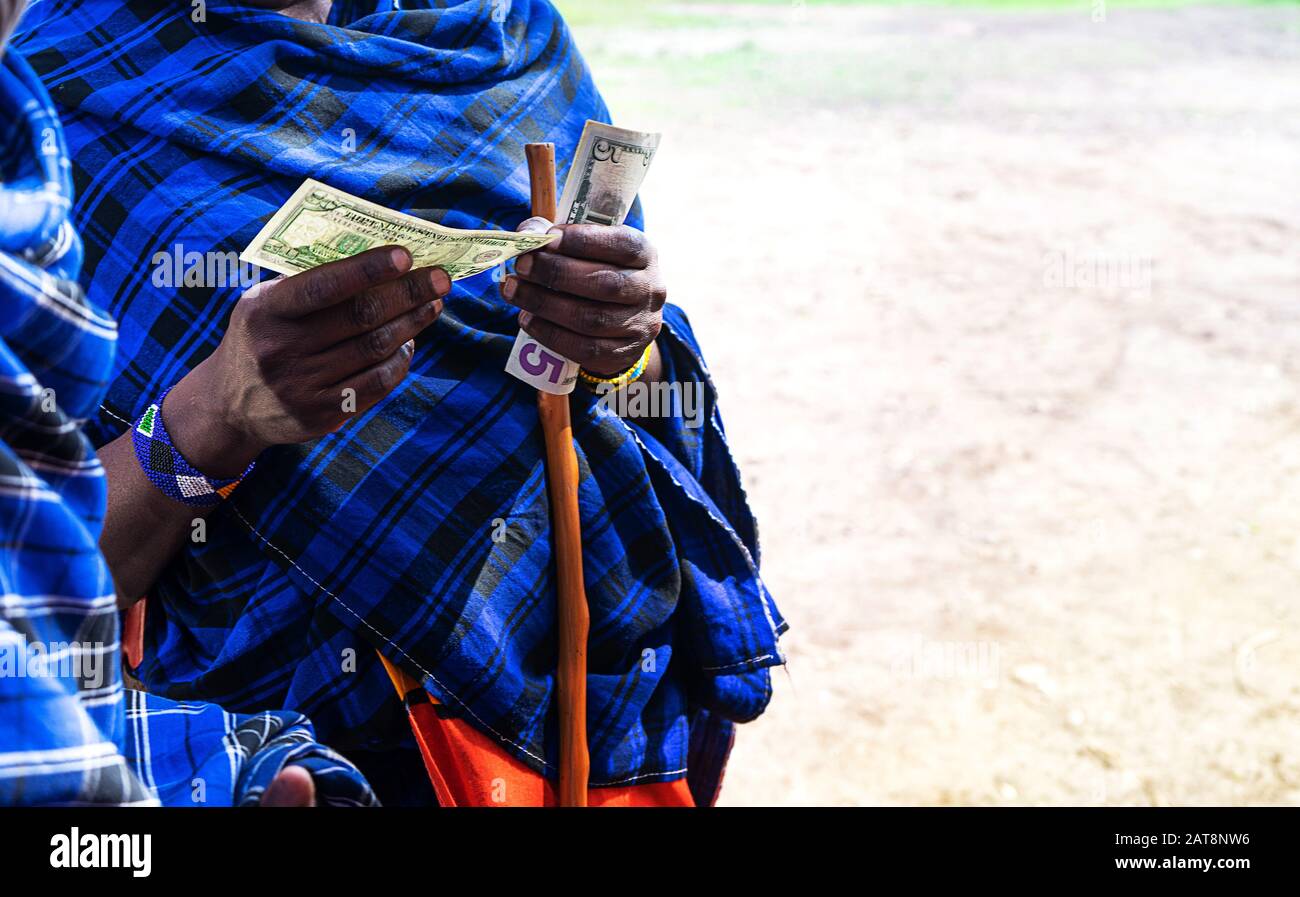 L'uomo africano conta soldi, contando dollari. Primo piano. Foto Stock