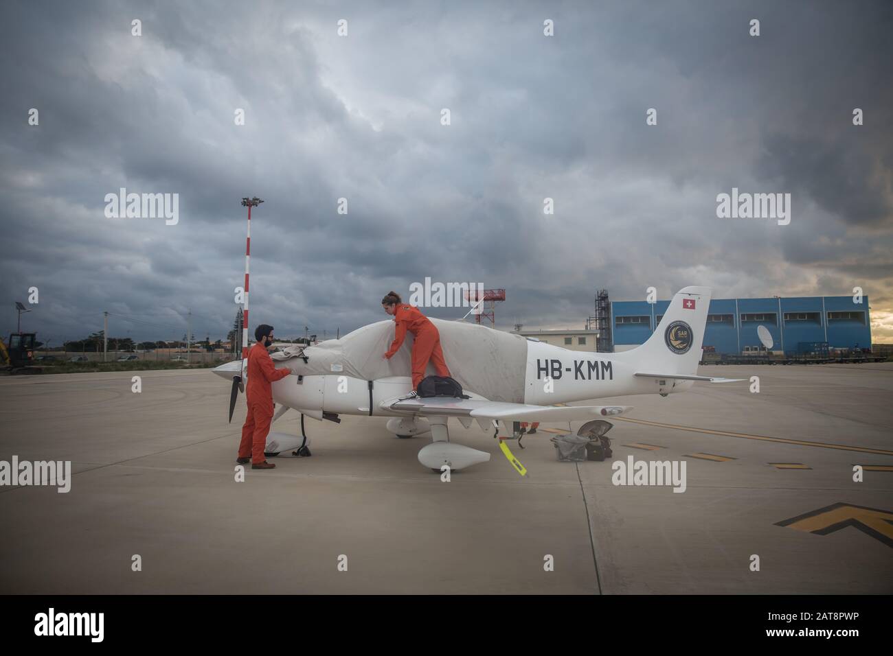 5 gennaio 2020, Lampedusa, Italia: I volontari preparano l'aereo di ricerca e salvataggio di Moonbird per una missione attraverso il Mediterraneo centrale a Lampedusa..The Moonbird è gestito dalla carità tedesca Sea Watch, e gestisce circa 100 missioni di aereo all'anno. Più di 19.000 persone sono annegate nel Mar Mediterraneo dal 2014, e la rotta nel Mediterraneo centrale è la più letale al mondo. (Immagine di credito: © Sally Hayden/SOPA Images via ZUMA Wire) Foto Stock