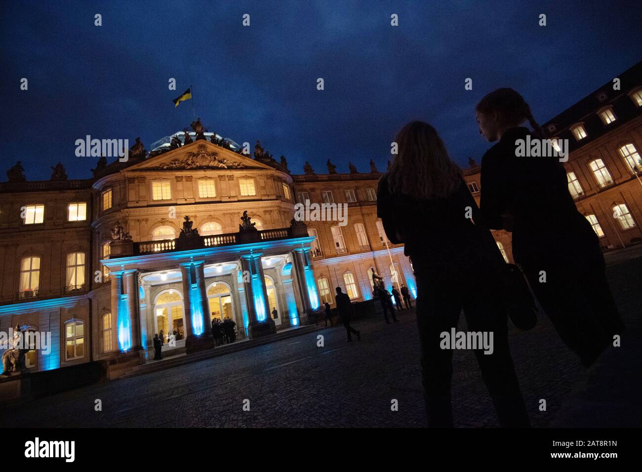 Stoccarda, Germania. 31st Gen 2020. Le colonne del Palazzo nuovo sono illuminate in blu durante il ricevimento del nuovo anno del governo dello stato di Baden-Württemberg. Credito: Marijan Murat/Dpa/Alamy Live News Foto Stock