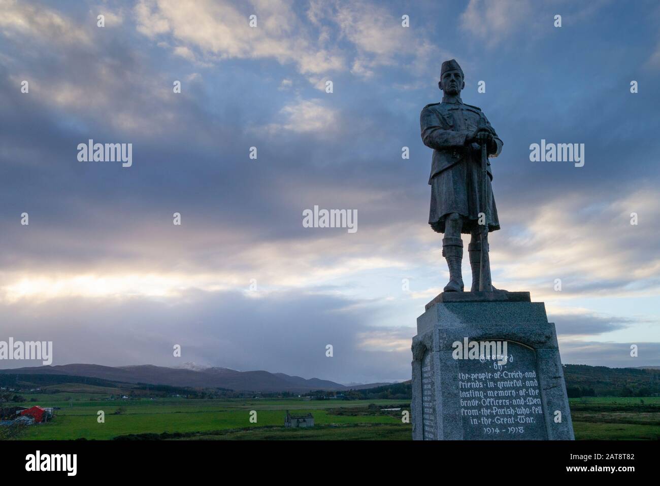 Il memoriale di guerra ai soldati locali che hanno perso la vita nella prima guerra mondiale e nella seconda guerra mondiale a Bonar Bridge Sutherland Scotland Regno Unito Foto Stock