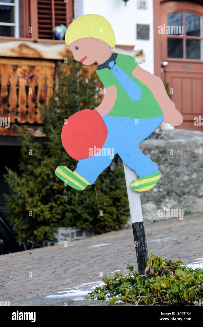 Un segnale di avvertimento sul traffico dei bambini che giocano a Vaduz, Liectenstein Foto Stock