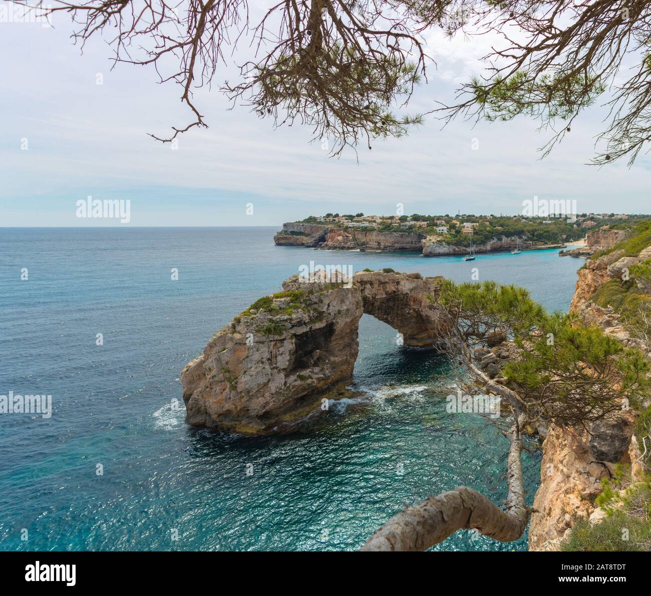 È pontas, arco di pietra naturale sulla costa di santanyi Mallorca. Es pontas, arco di piedra naturale en la costa de santanyi mallorca Foto Stock