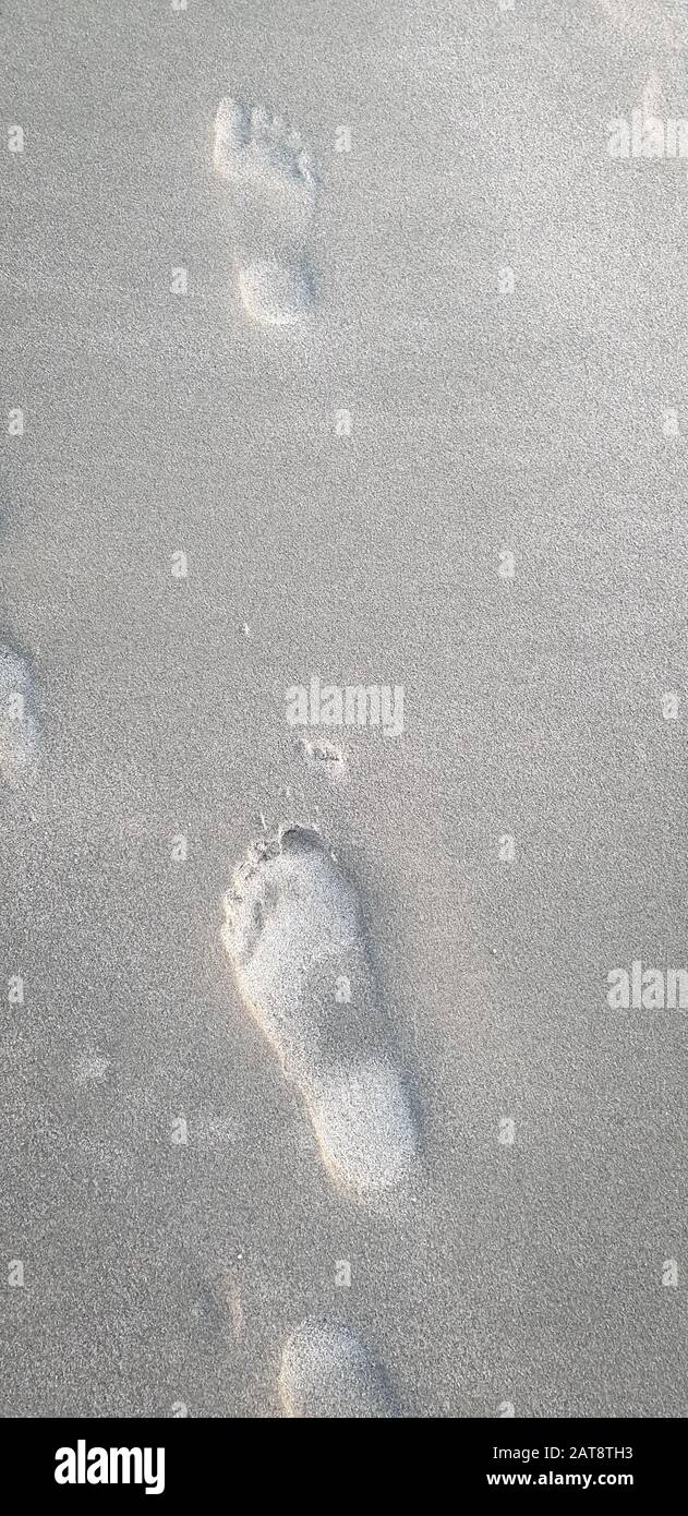 Orme nella sabbia sulla spiaggia Foto Stock