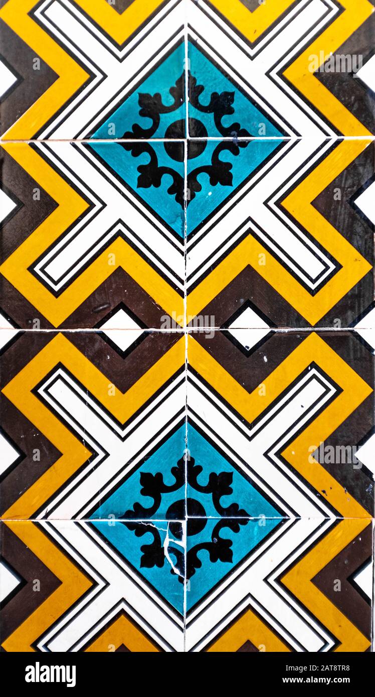 Piastrelle tradizionali portoghesi colorate Azulejos con motivi geometrici blu, arancio, marrone e bianco. Foto Stock