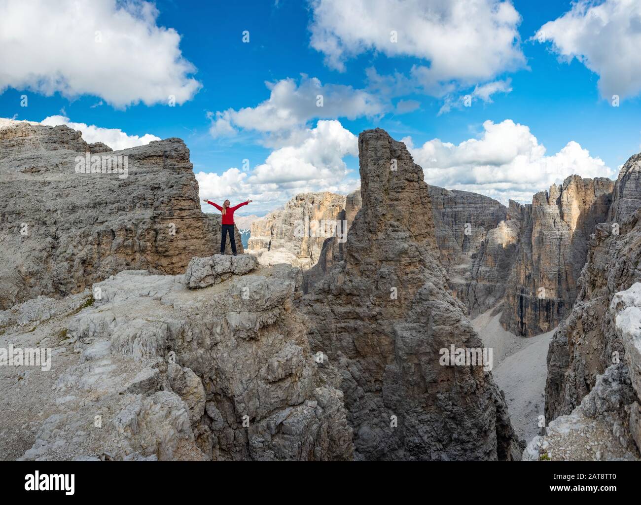 Active escursionista escursionismo, godendo la vista guardando, Dolomiti paesaggio. Viaggio sport concetto di stile di vita Foto Stock