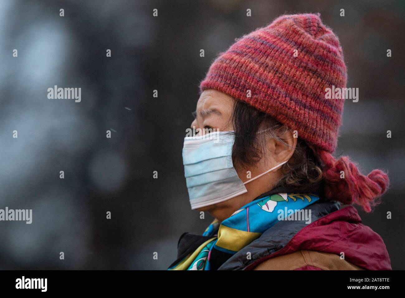 Mosca, Russia. 31st di gennaio, 2020 un turista che indossa una maschera medica a piedi sulla Piazza Rossa a Mosca, Russia Foto Stock