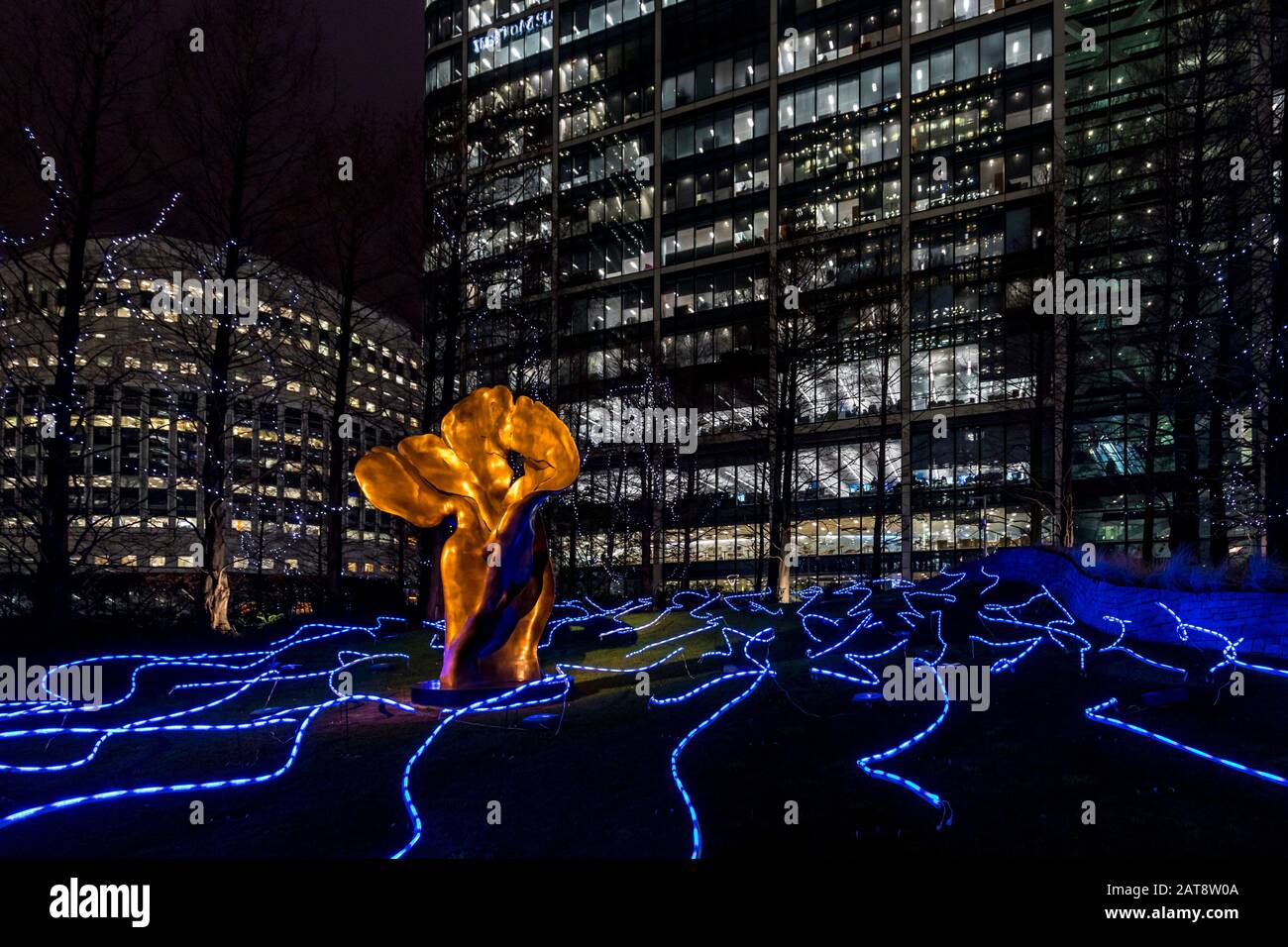 Scultura 'Fortuna' di Helaine Blumenfeld circondata da Angus Muir Design installation 'Squiggle' . 2020 Winter Lights Festival a Canary Wharf. Foto Stock