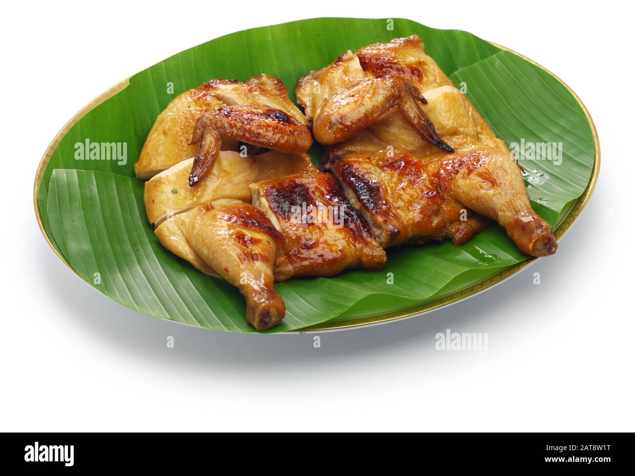 gai yang fatto in casa, pollo alla griglia in stile thailandese isolato su sfondo bianco Foto Stock