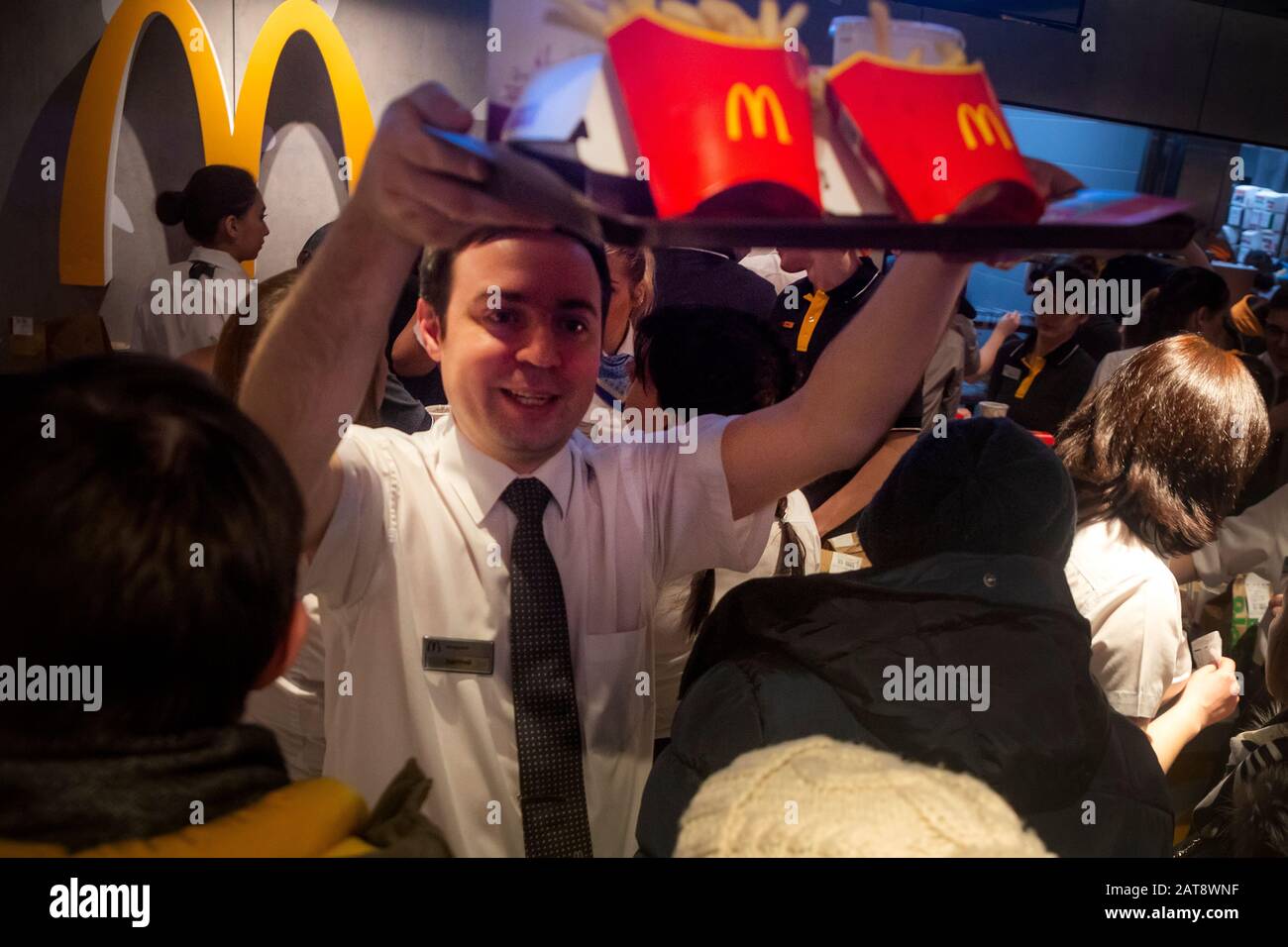 Mosca, Russia. 31st di gennaio, 2020 i lavoratori di McDonald's aiutano i visitatori a fare un ordine all'interno del primo ristorante McDonald's in Russia, in Piazza Pushkin di Mosca, il giorno della celebrazione del 30th anniversario dell'apertura del primo ristorante della società in Unione Sovietica. Il giorno di apertura del primo ristorante fast food in URSS, McDonald's, vicino alla stazione della metropolitana Pushkinskaya, il 31 gennaio 1990, i visitatori hanno dovuto stare in piedi per diverse ore Foto Stock