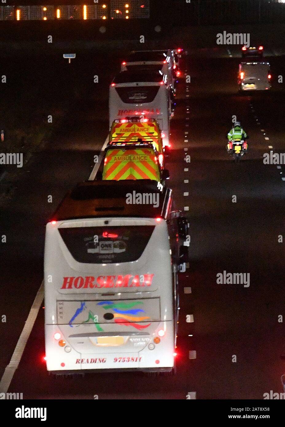 Autobus che trasportano cittadini britannici dalla città colpita dal coronavirus di Wuhan in Cina, viaggiando lungo l'autostrada M6 sulla loro strada per l'Arrowe Park Hospital di Merseyside. I passeggeri sono arrivati in aereo al RAF Brize Norton nell'Oxfordshire prima di essere trasportati al sito ospedaliero sul Wirrall dove sono messi in quarantena. Foto Stock