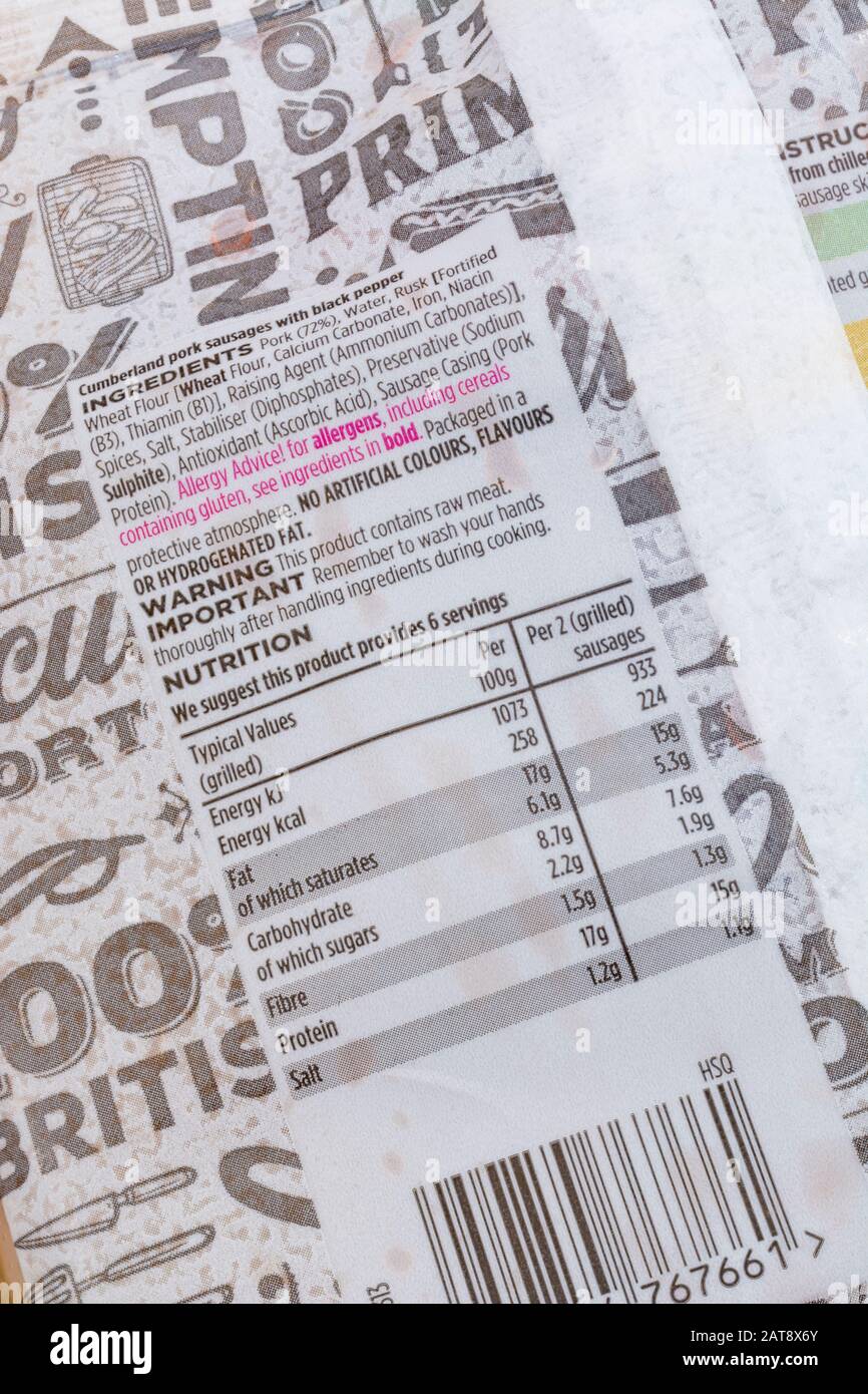 Salsicce Cumberland di maiale di Asda. Scatola dei fatti nutrizionali, etichetta informativa dietetica, consigli sull'allergia alimentare, primo piano sull'etichetta alimentare, materiali per l'imballaggio degli alimenti. Foto Stock