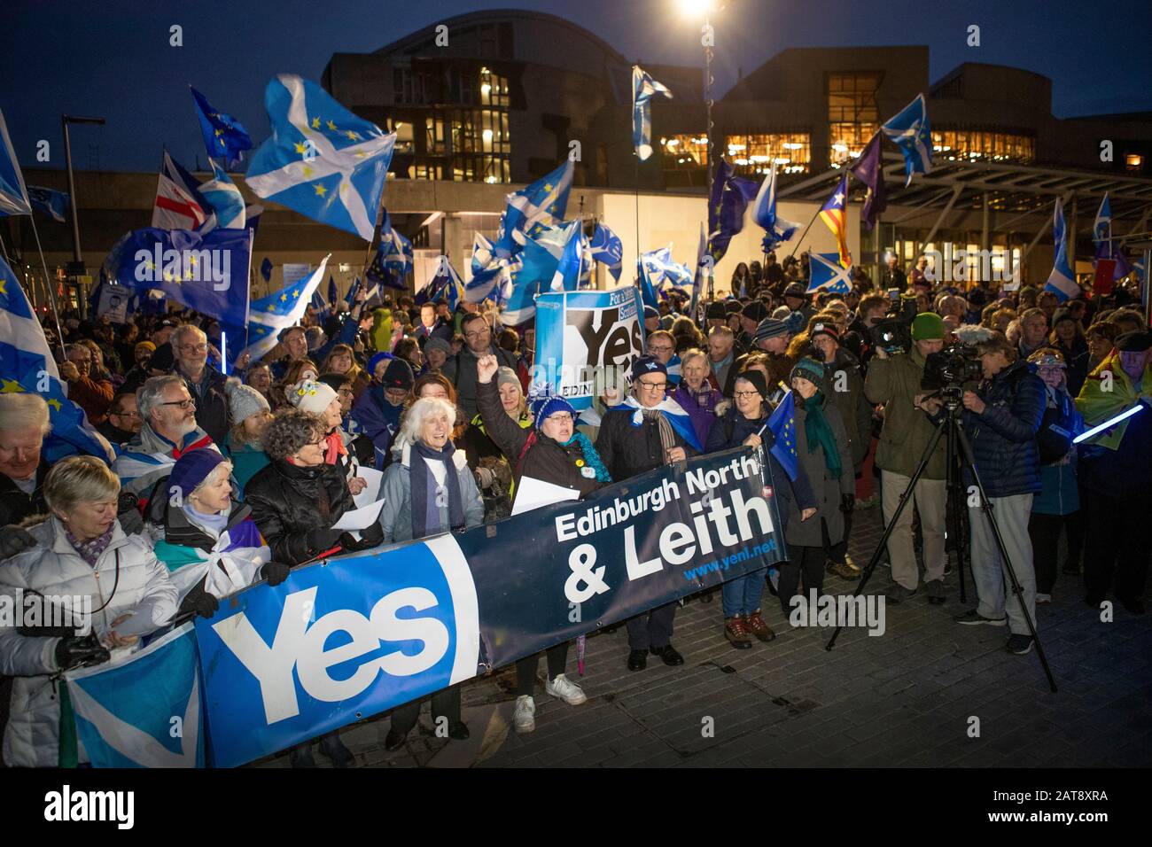 I sostenitori della campagna pro-UE partecipano a un raduno "UE già issante" al di fuori del Parlamento scozzese, Edimburgo, organizzato dal Edinburgh Yes Hub, che sostiene l'indipendenza scozzese, prima che il Regno Unito lasci l'Unione europea alle 11pm di venerdì. Foto Stock