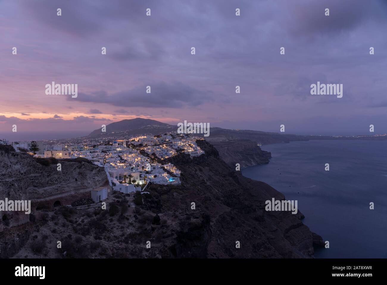 Vista notturna lungo Thira a sud dell'isola di Santorini Foto Stock