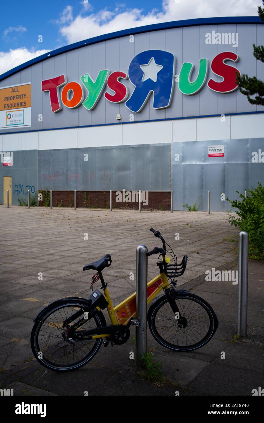 Un magazzino Toys R Us e Babies R Us disusato a Southampton si è imbarcato e cadendo in disservizio dopo che l'azienda crolla con i debiti. Foto Stock