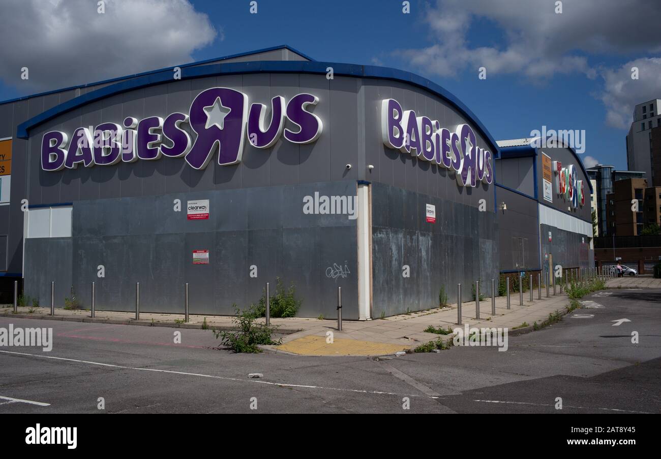 Un magazzino Toys R Us e Babies R Us disusato a Southampton si è imbarcato e cadendo in disservizio dopo che l'azienda crolla con i debiti. Foto Stock