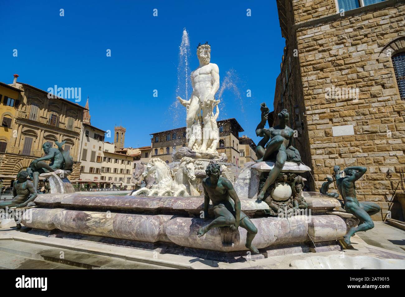 Vecchia fontana in giornata di sole su piazza Foto Stock