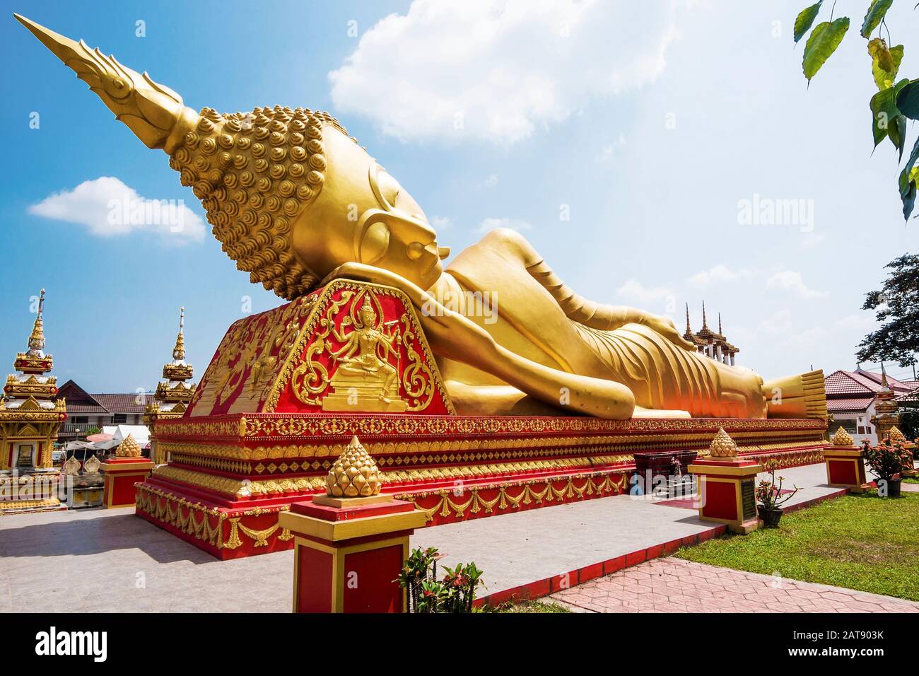 Reclining statua del Buddha al Wat Pha That Luang, Vientiane, Laos. Foto Stock
