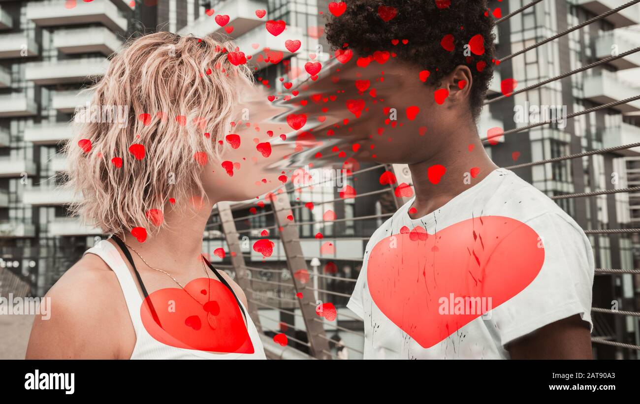 Cuori in movimento. Coppia di giovani e donne in città sullo sfondo di un grattacielo. San Valentino e concetto di amore. Foto Stock