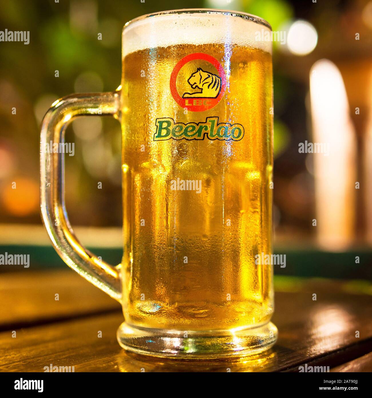 Un bicchiere ghiacciato di Beerlao si trova su un tavolo in un bar a Vang Vieng, Laos. Foto Stock