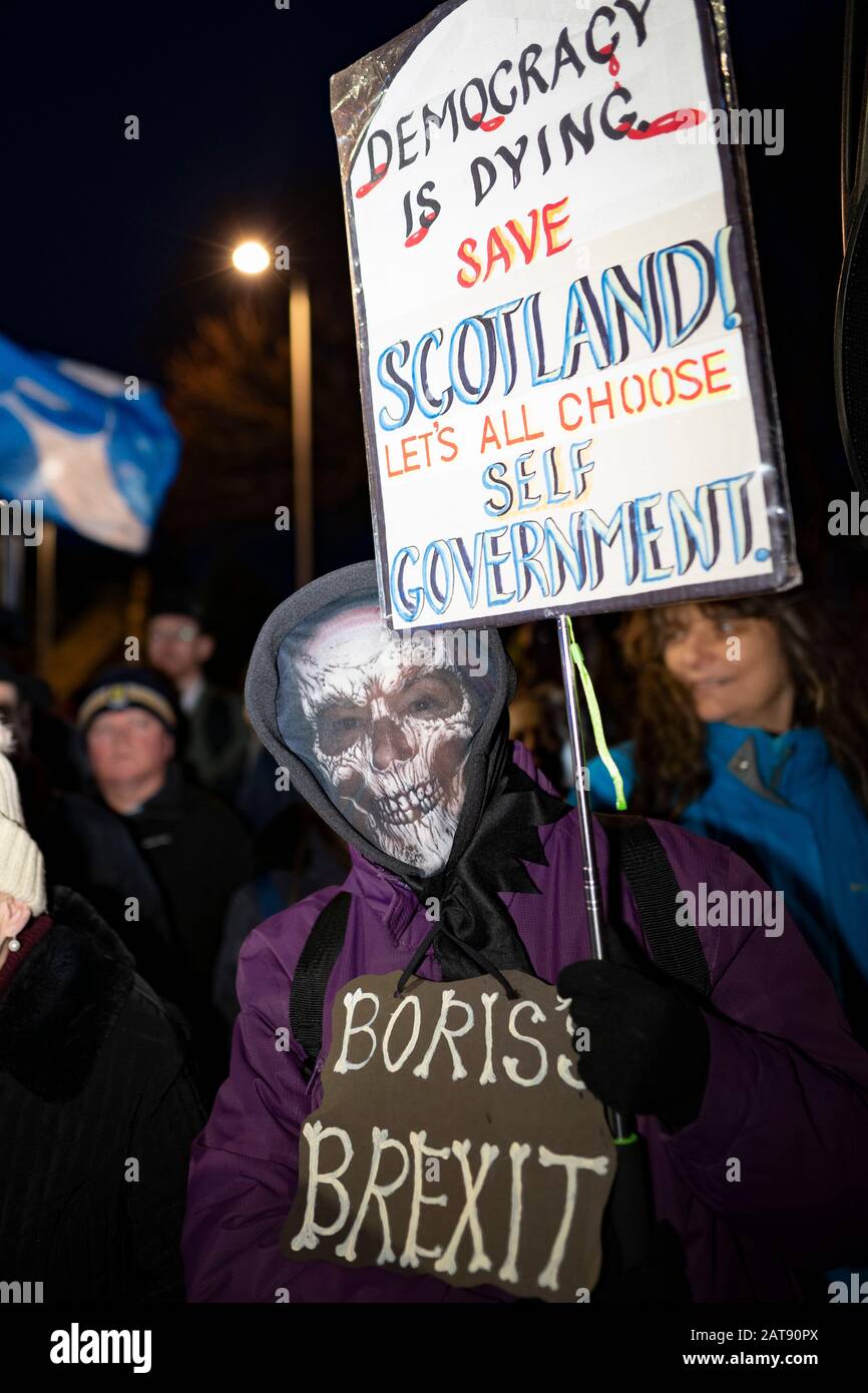 Edimburgo, Scozia, Regno Unito. 31 Gennaio 2020. Nella notte della Brexit centinaia di oppositori della Brexit e sostenitori dell’indipendenza scozzese si sono riuniti al Parlamento scozzese a Holyrood per la dimostrazione di "UE Già mancante" e per ascoltare i discorsi e dimostrare il sostegno all’Unione europea. Iain Masterton/Alamy Live News. Foto Stock