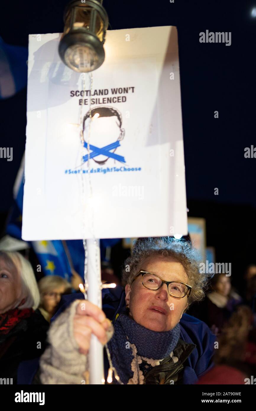 Edimburgo, Scozia, Regno Unito. 31 Gennaio 2020. Nella notte della Brexit centinaia di oppositori della Brexit e sostenitori dell’indipendenza scozzese si sono riuniti al Parlamento scozzese a Holyrood per la dimostrazione di "UE Già mancante" e per ascoltare i discorsi e dimostrare il sostegno all’Unione europea. Iain Masterton/Alamy Live News. Foto Stock