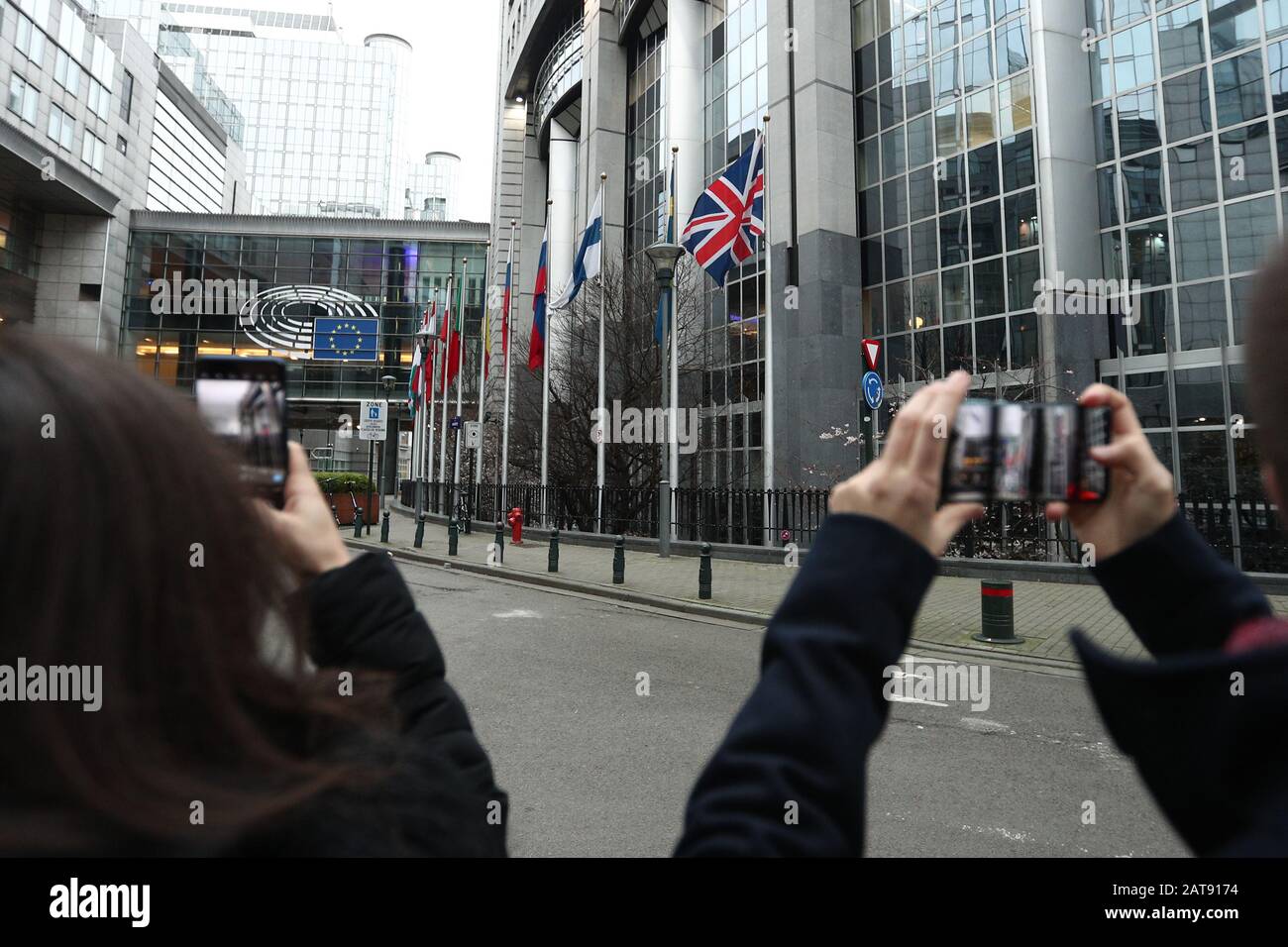 Bruxelles, Belgio. 31st Gen 2020. La gente scatta foto della bandiera nazionale del Regno Unito al di fuori del Parlamento europeo a Bruxelles, Belgio, il 31 gennaio 2020. L'accordo di ritiro del Regno Unito entrerà in vigore all'uscita del Regno Unito dall'UE venerdì sera, con la fine dell'adesione del paese a 47 anni. Credito: Zheng Huansong/Xinhua/Alamy Live News Foto Stock