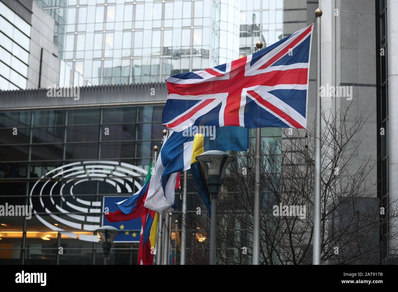 Bruxelles, Belgio. 31st Gen 2020. La bandiera nazionale del Regno Unito è raffigurata al di fuori del Parlamento europeo a Bruxelles, Belgio, il 31 gennaio 2020. L'accordo di ritiro del Regno Unito entrerà in vigore all'uscita del Regno Unito dall'UE venerdì sera, con la fine dell'adesione del paese a 47 anni. Credito: Zheng Huansong/Xinhua/Alamy Live News Foto Stock