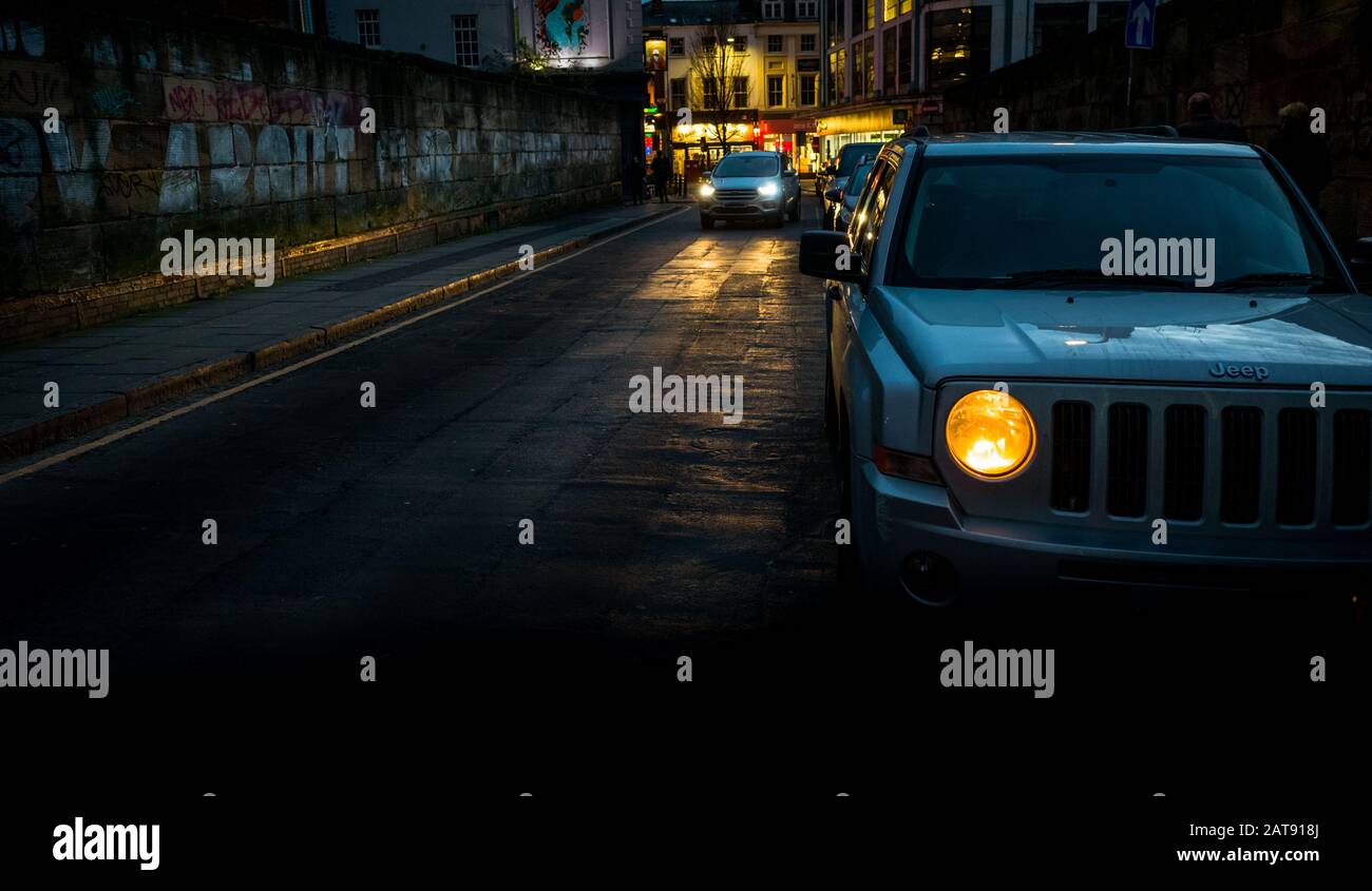 Le auto che percorrono Newington, al largo di Bold Street Liverpool in serata, danno un'atmosfera cinematografica. Foto Stock