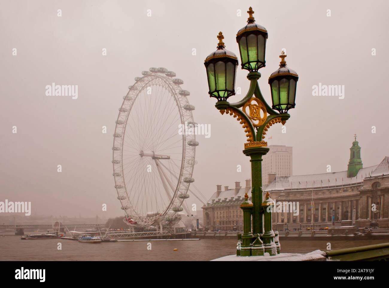 London Eye il giorno d'inverno dal ponte di Westminster Foto Stock