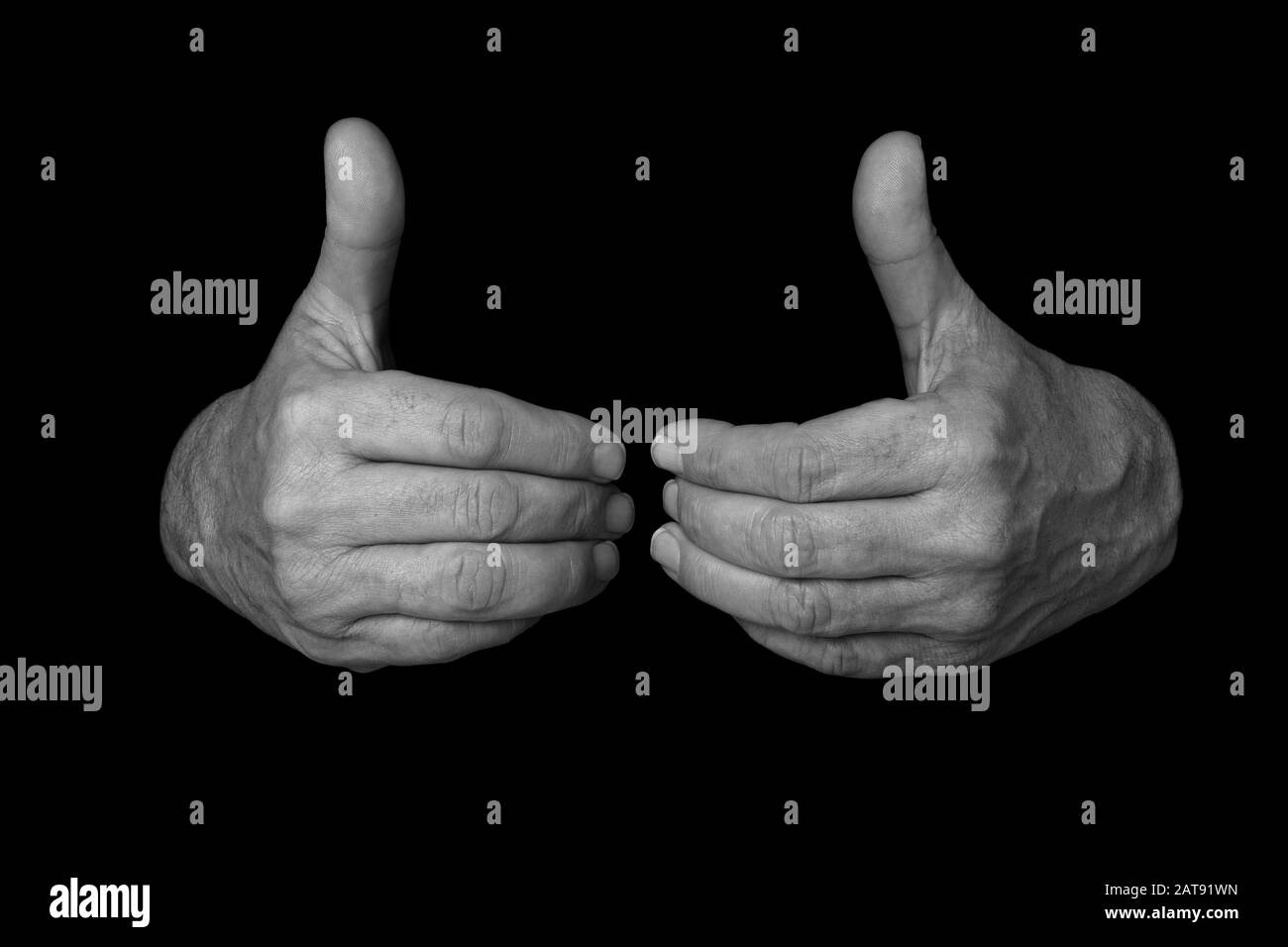 1 di 3 immagini che mostrano la sequenza per LA parola SALUTE nel linguaggio dei segni britannico su uno sfondo nero isolato Foto Stock