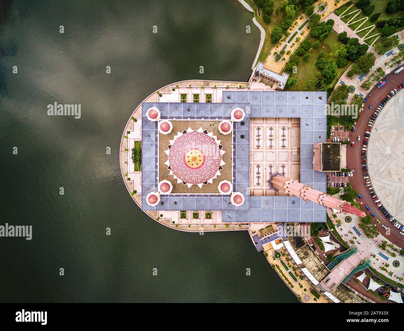 Veduta aerea dall'alto verso il basso di Masjid Putra, o Moschea Rosa, a Putrajaya, vicino a Kuala Lumpur, Malesia. Foto Stock