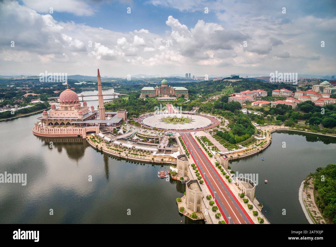 Veduta aerea di Masjid Putra, la Moschea Rosa, a Putra Jaya, vicino Kuala Lumpur, Malesia. Foto Stock