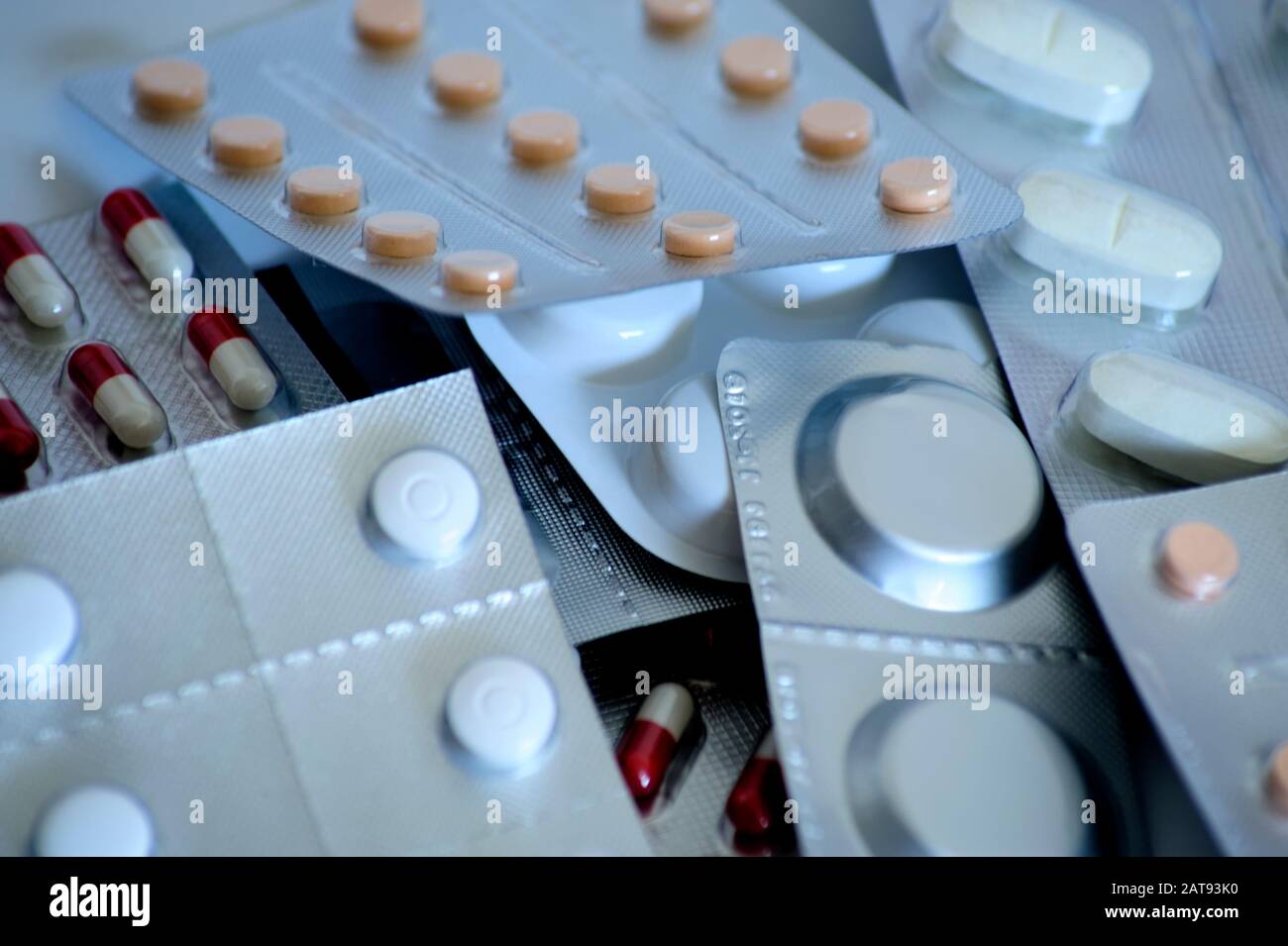 Confezioni diverse di medicinali in compresse e pillole su superficie bianca. Foto Stock