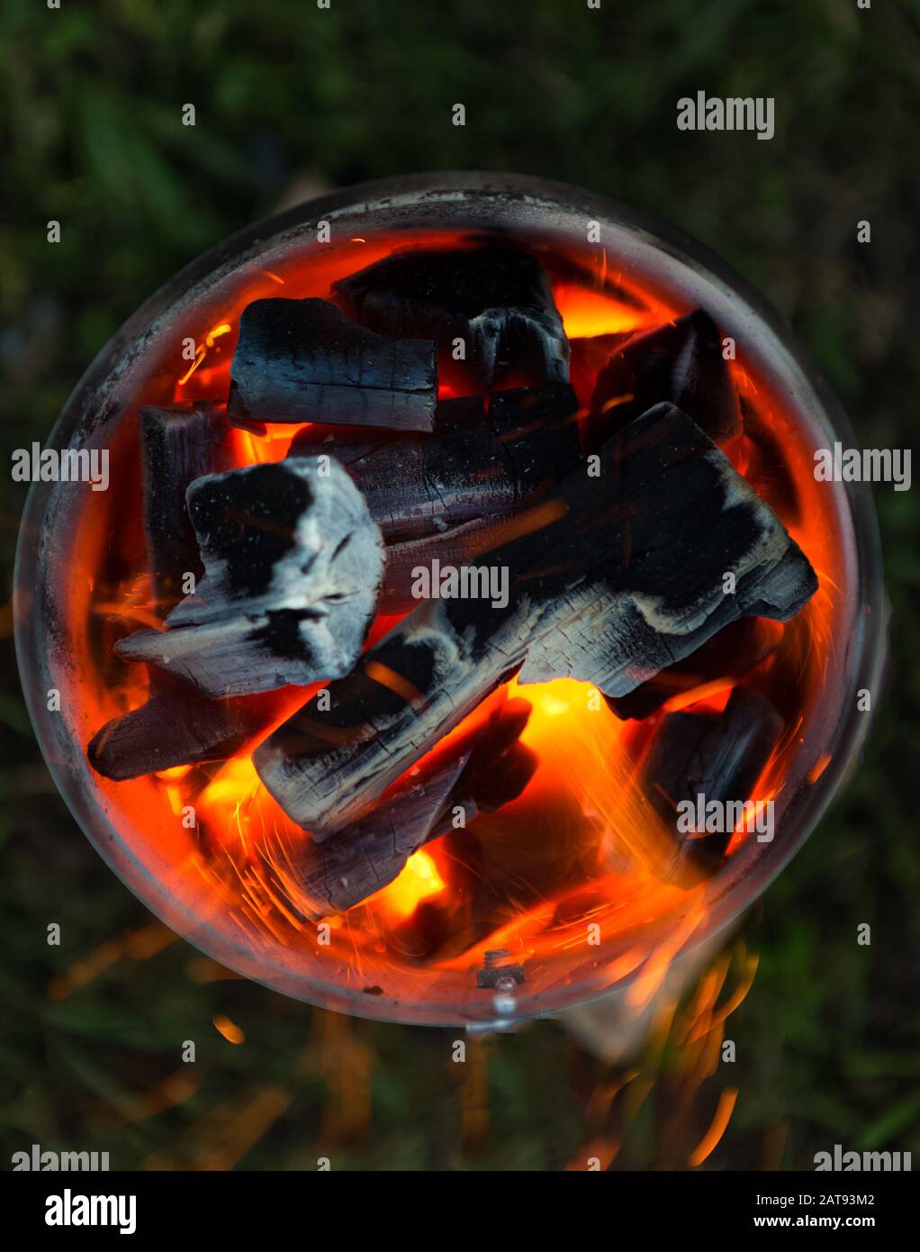 Carboni brucianti. Carbone decadente. Tessitura braci primo piano. Carbone che brucia. Braci incandescenti smoldering. Camino con carbone incandescente. Carbone vivo che brucia. Foto Stock