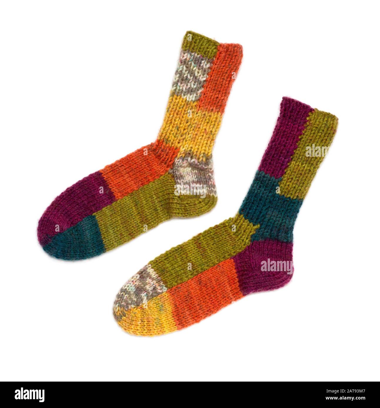 Calze inverno maglia di lana calda isolato su sfondo bianco. Calzini colorati in maglia di lana. Calze colorate. Foto Stock