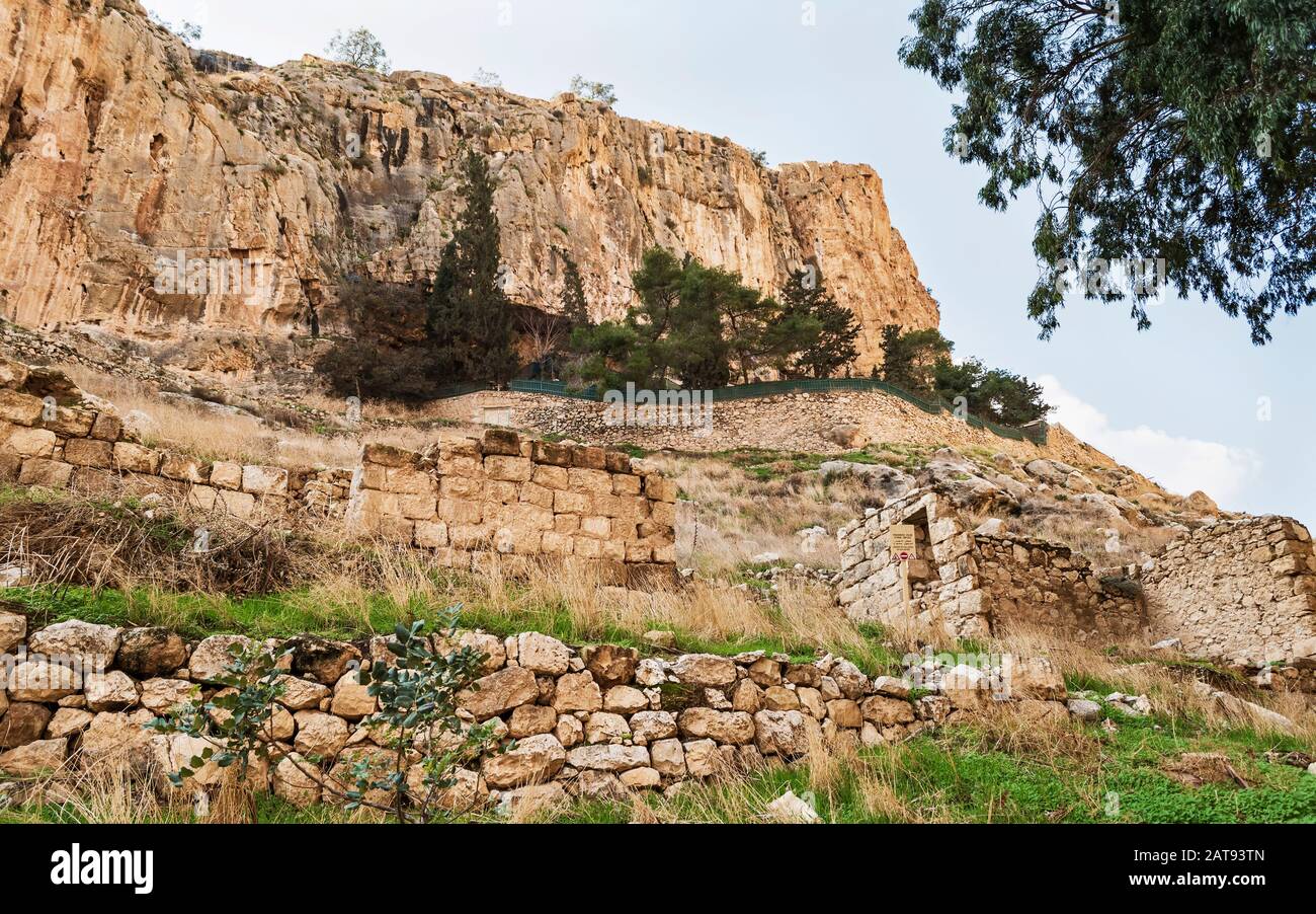 rovine di una vecchia chiesa ortodossa greca sedersi sotto l'era bizantina monastero di faran nella riserva naturale di ein prat in wadi qelt nella riva ovest Foto Stock