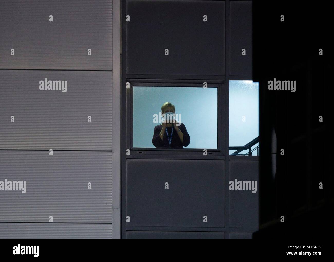 Un membro del personale medico indossa la maschera, in quanto gli autobus che trasportano cittadini britannici dalla città colpita dal coronavirus di Wuhan in Cina arrivano all'Arrowe Park Hospital di Merseyside. I passeggeri sono arrivati in aereo al RAF Brize Norton nell'Oxfordshire prima di essere trasportati al sito ospedaliero sul Wirrall dove sono messi in quarantena. Foto Stock