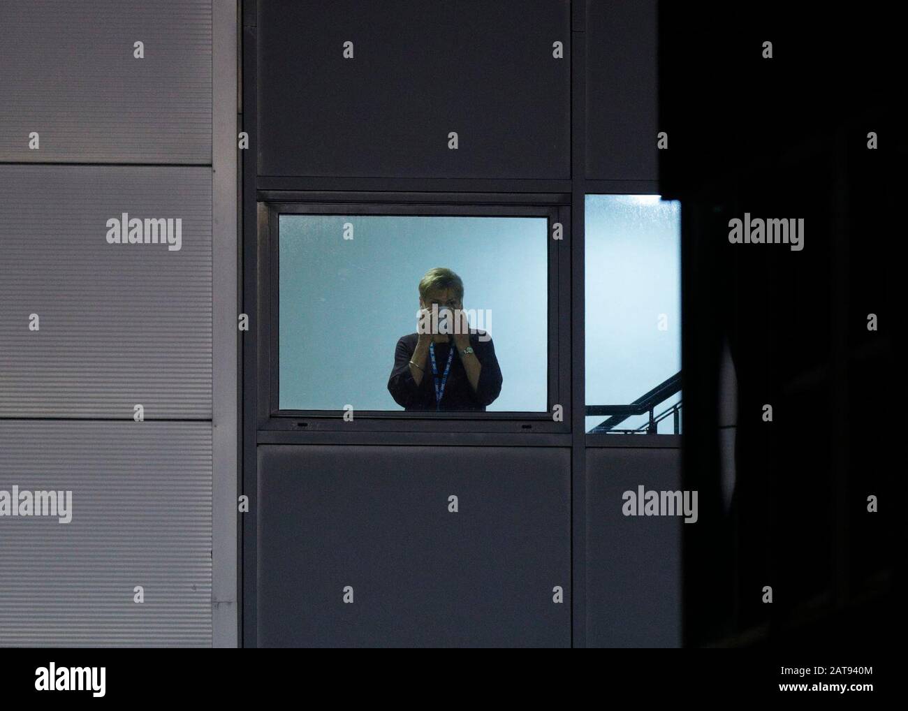 Un membro del personale medico indossa la maschera, in quanto gli autobus che trasportano cittadini britannici dalla città colpita dal coronavirus di Wuhan in Cina arrivano all'Arrowe Park Hospital di Merseyside. I passeggeri sono arrivati in aereo al RAF Brize Norton nell'Oxfordshire prima di essere trasportati al sito ospedaliero sul Wirrall dove sono messi in quarantena. Foto Stock