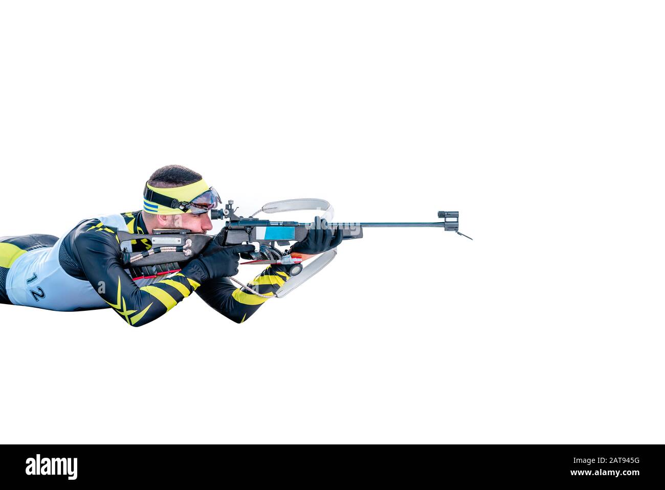 Sciatore biathlon isolato con fucile in posizione prona tiro Foto Stock