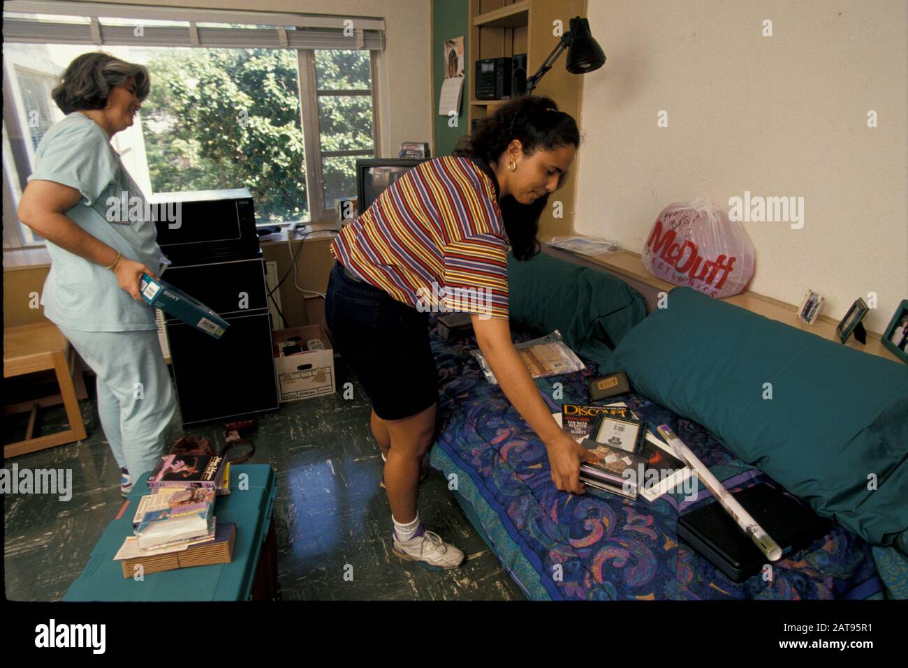 Texas: Studente di un ragazzo di matricola ispanico che si sposta nel dormitorio all'Università del Texas. ©Bob Daemmrich Foto Stock
