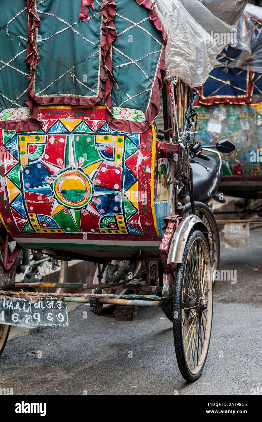 Colorati e tradizionali rickshaws nepalesi in attesa di clienti nelle strade del distretto di Thamel - Kathmandu, Nepal Foto Stock