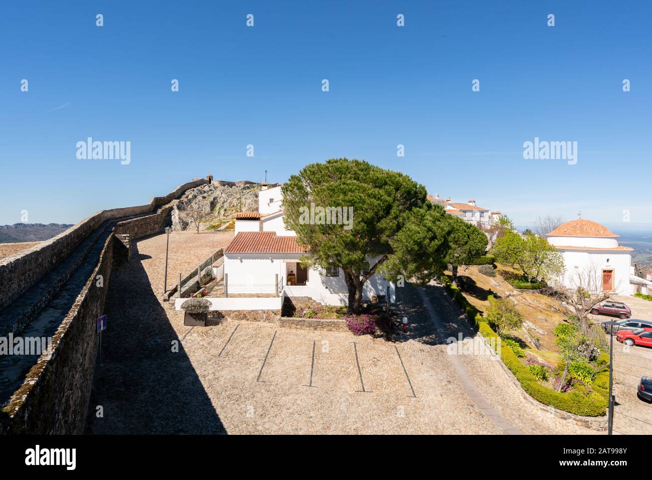 Case tradizionali su una bella strada all'interno delle mura del castello a Marvao, Alentejo, Portogallo Foto Stock