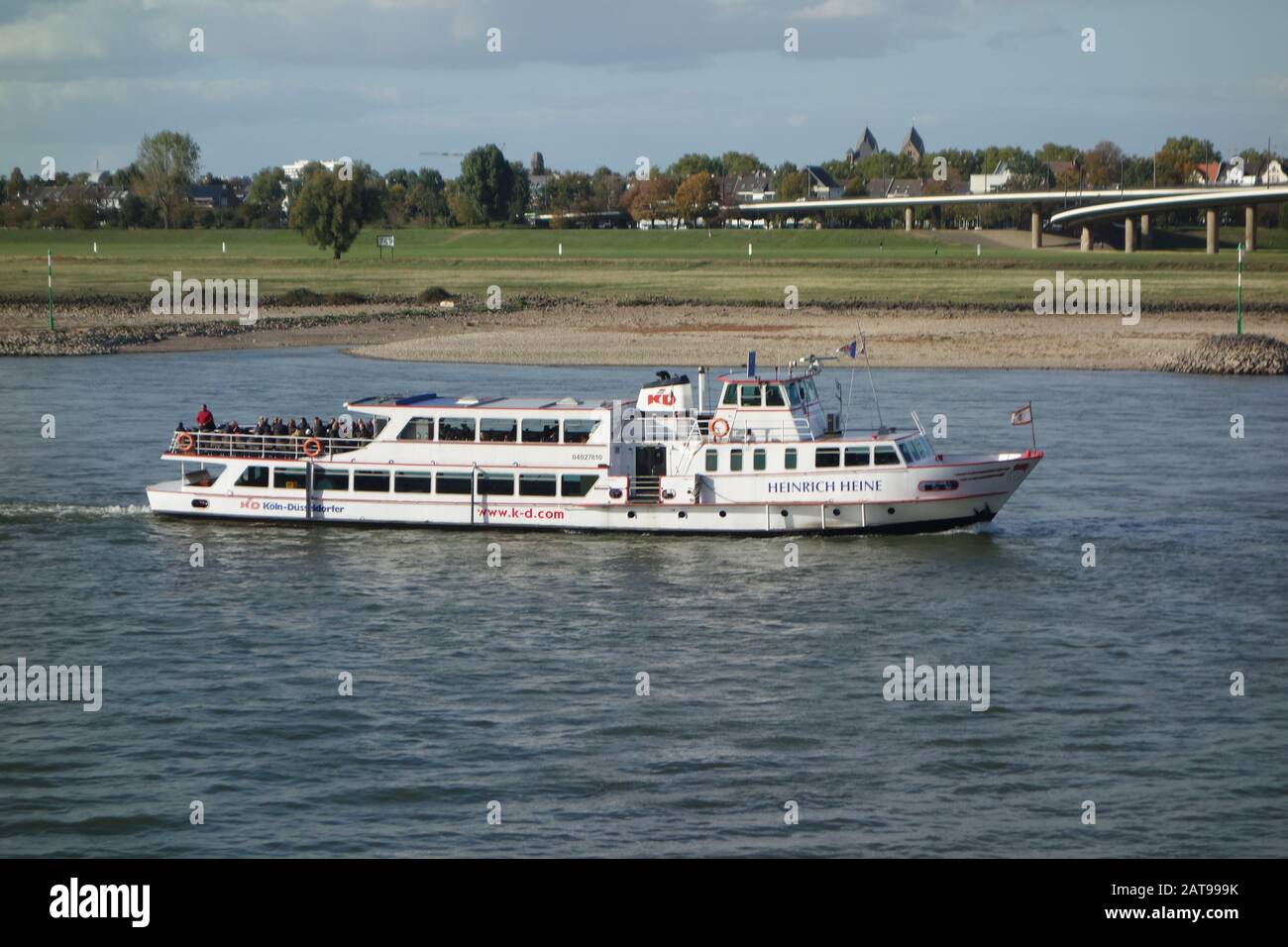 Una piccola barca da crociera sul fiume Reno a Dusseldorf, Germania. Foto Stock