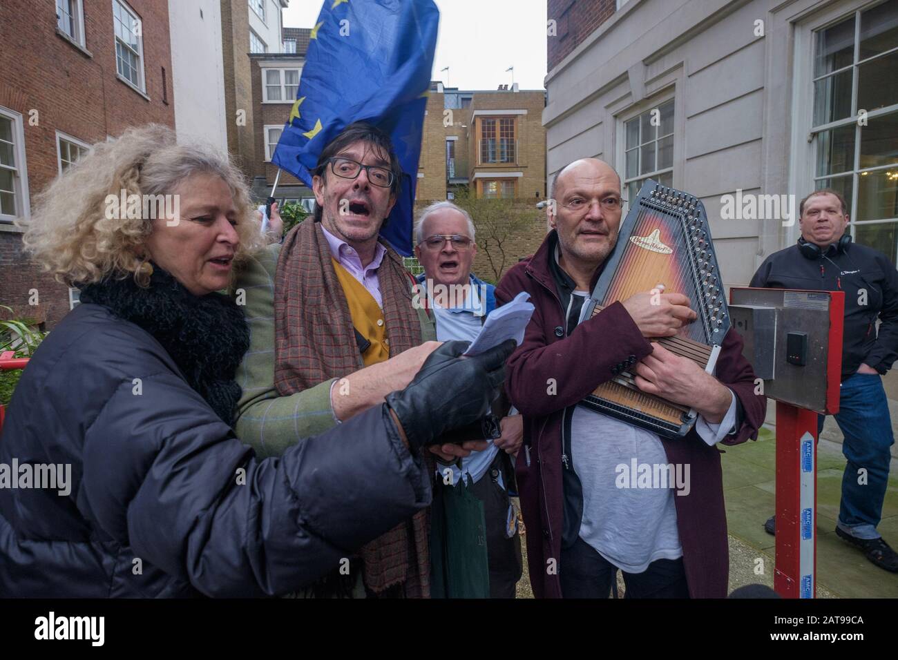 Londra, Regno Unito. 31st gennaio 2020. Uno dei numerosi gruppi che hanno eseguito "Ode to Joy" al di fuori della Commissione europea presso la Casa europea di Smith Square. In Europa il personale della Camera è venuto a salutarli mentre salutano, celebrando 47 anni di cooperazione e sperando che ci riuniremo con l'Europa prima di troppo tempo. Peter Marshall/Alamy Live News Foto Stock
