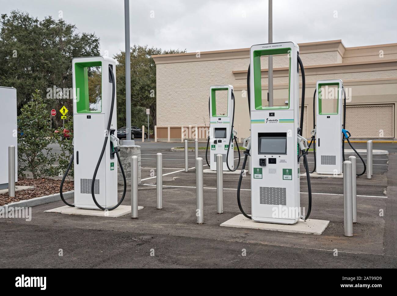 Nuova stazione di ricarica per veicoli elettrici presso un negozio Target Department di Gainesville, Florida. Foto Stock